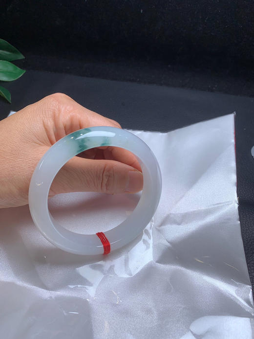 620100，57.8 冰飘花手镯，清新干净的白底，一抹蓝花，油油润润的，清新有特色 商品图5