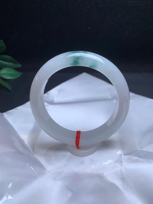 620100，57.8 冰飘花手镯，清新干净的白底，一抹蓝花，油油润润的，清新有特色 商品图1