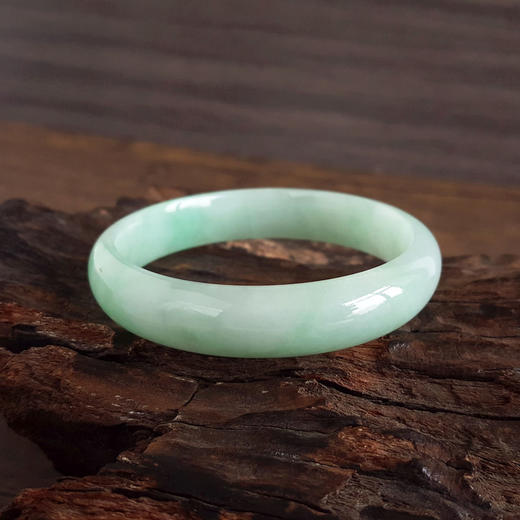 【天然正品】A货翡翠天然糯种浅绿底57号翡翠手镯56.9MM女士现售价：3280！030425AH21 商品图5