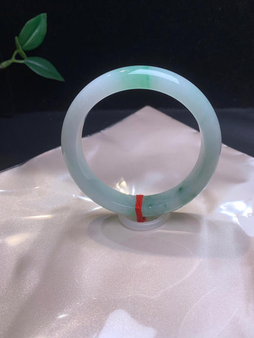 620097，58.7飘绿正圈手镯，干净清新的绿底，整体细腻清爽，特别秀气 商品图0