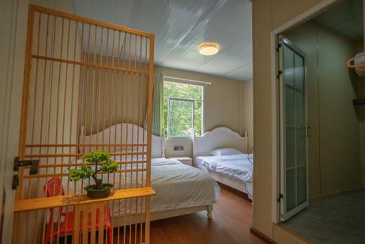 【青城山王婆岩· 娉庭·宽溪山景小院】周末节假日不加价

💦玩水、捞鱼、烧烤…承包整个清凉夏天！
🐱8分钟车程到网红猫猫庙，撸猫～祈福～
🍭坝坝电影、亲子捉萤火虫、溪 商品图3