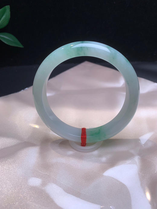 620097，58.7飘绿正圈手镯，干净清新的绿底，整体细腻清爽，特别秀气 商品图3