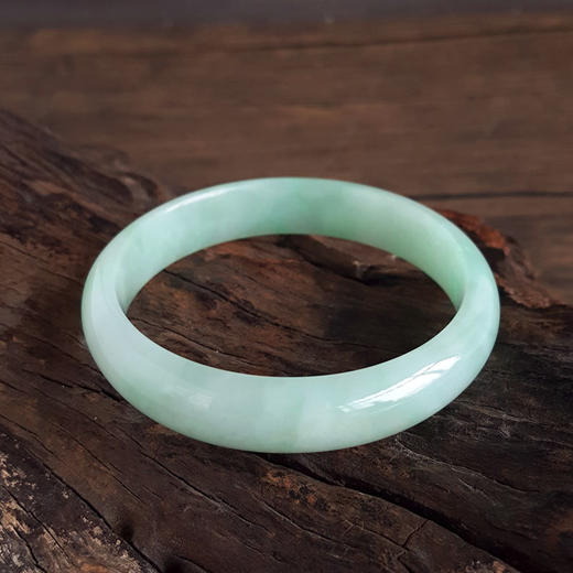 【天然正品】A货翡翠天然糯种浅绿底57号翡翠手镯56.9MM女士现售价：3280！030425AH21 商品图3