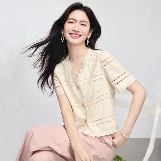 【专属特价】熙世界纯棉花边蕾丝V领衬衫女短袖高级感镂空短款上衣2025夏新款 商品图2