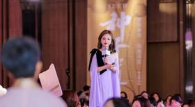 2025初夏万能穿搭公式来啦！多穿这4种“减龄色”，高级又洋气，还显气质！