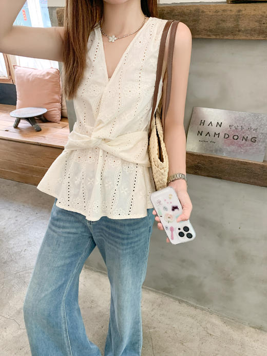 <曾小咸推荐>小众设计镂空V领扭结无袖背心小衫 商品图8