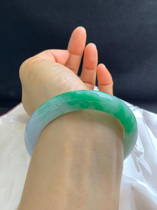 620107，57.8圈口，白底飘绿正圈平安镯，细腻有水，飘色阳 商品图5