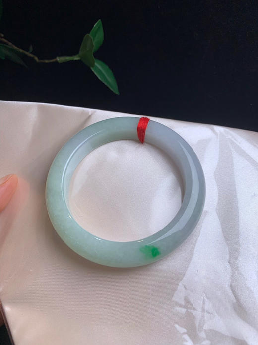 620104，57.8飘阳绿手镯，底妆非常细腻、带些绿底色，一抹阳绿色 商品图4