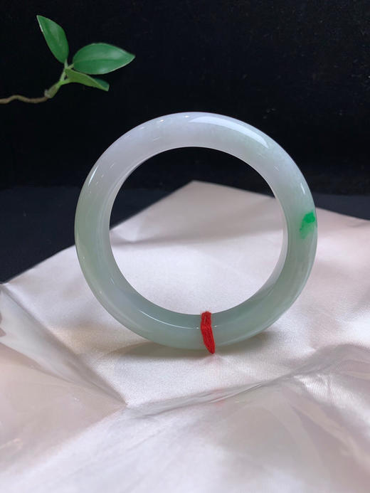 620104，57.8飘阳绿手镯，底妆非常细腻、带些绿底色，一抹阳绿色 商品图1