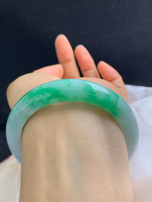620107，57.8圈口，白底飘绿正圈平安镯，细腻有水，飘色阳 商品图4