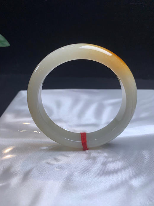 620103，57.5 特色黄翡手镯，底妆细腻，一节带黄翡 颜色艳丽，整条底妆细腻干净 商品图4