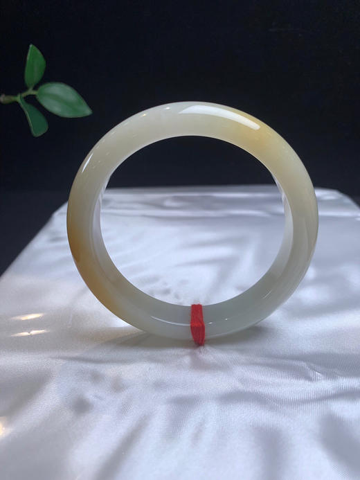 620103，57.5 特色黄翡手镯，底妆细腻，一节带黄翡 颜色艳丽，整条底妆细腻干净 商品图2