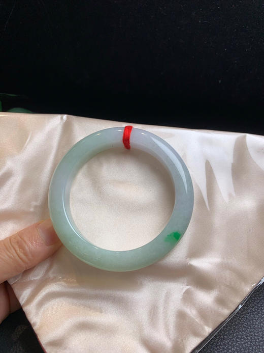 620104，57.8飘阳绿手镯，底妆非常细腻、带些绿底色，一抹阳绿色 商品图5