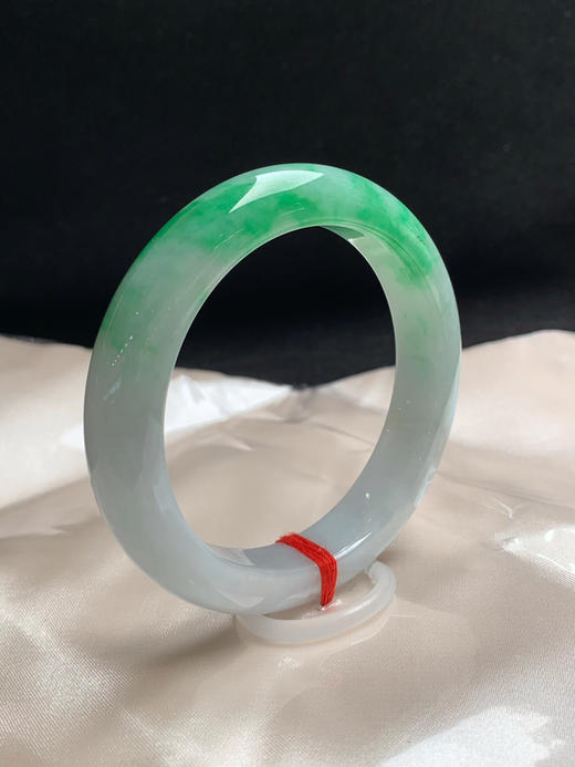 620107，57.8圈口，白底飘绿正圈平安镯，细腻有水，飘色阳 商品图1