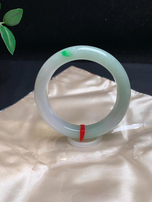 620104，57.8飘阳绿手镯，底妆非常细腻、带些绿底色，一抹阳绿色 商品图0