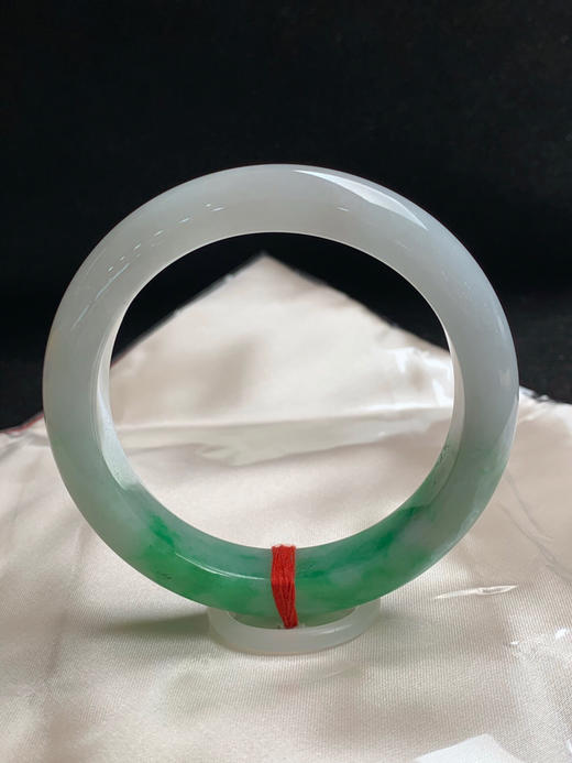 620107，57.8圈口，白底飘绿正圈平安镯，细腻有水，飘色阳 商品图3