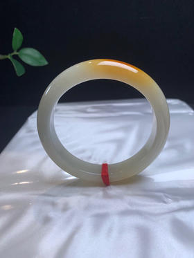 620103，57.5 特色黄翡手镯，底妆细腻，一节带黄翡 颜色艳丽，整条底妆细腻干净