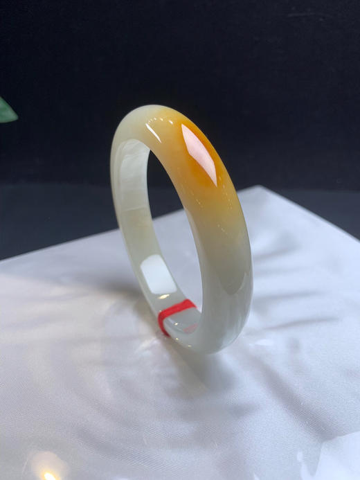 620103，57.5 特色黄翡手镯，底妆细腻，一节带黄翡 颜色艳丽，整条底妆细腻干净 商品图1