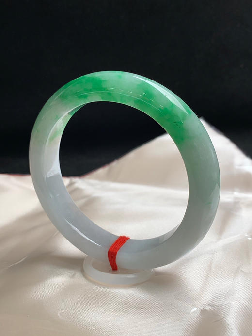 620107，57.8圈口，白底飘绿正圈平安镯，细腻有水，飘色阳 商品图2