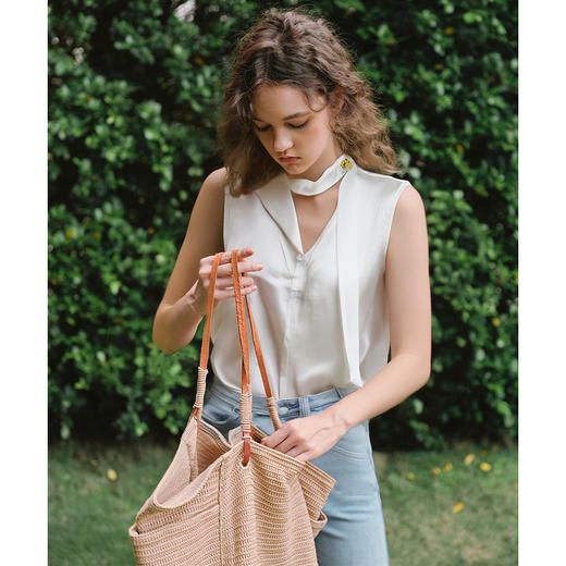 OLrain欧芮儿米色V领挂脖飘带小衫女夏季2025年新款无袖显瘦上衣 商品图2