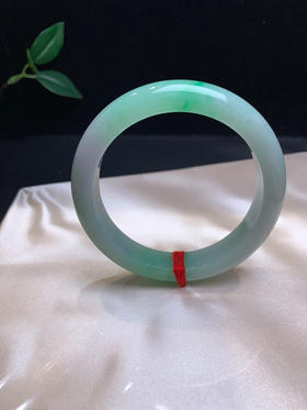 620105，58.飘阳绿手镯 ，绿底 底妆非常细腻  润润的