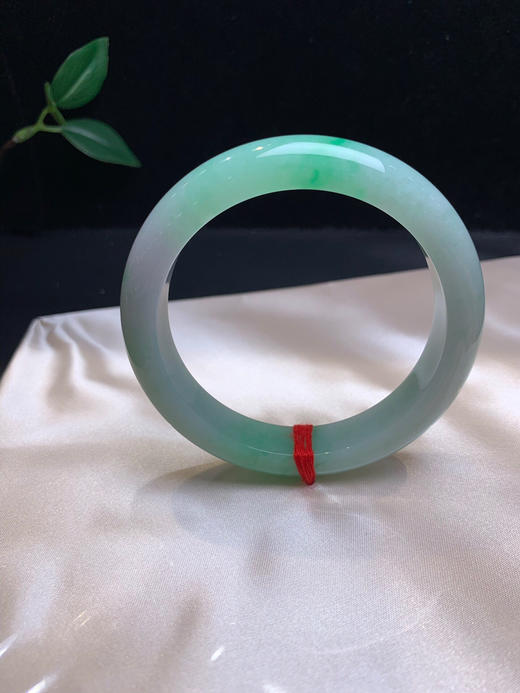 620105，58.飘阳绿手镯 ，绿底 底妆非常细腻  润润的 商品图0