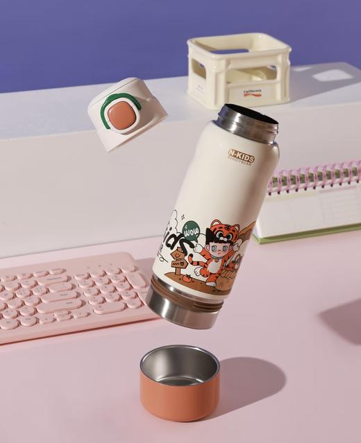 【品牌直发】【杯具熊N-Kid熊孩子系列】圈圈儿童壶480ml/双饮保温杯600ml/星辰双饮/运动水杯/分仓保温/海洋球塑料杯 一盖两用双饮杯吸管杯茶杯杯盖儿童幼儿园水壶316不锈钢IP联名 商品图10