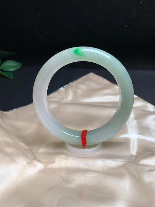620104，57.8飘阳绿手镯，底妆非常细腻、带些绿底色，一抹阳绿色 商品图2