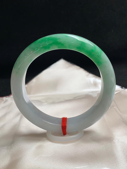 620107，57.8圈口，白底飘绿正圈平安镯，细腻有水，飘色阳 商品图0