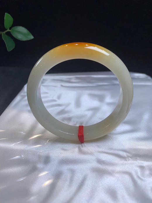 620103，57.5 特色黄翡手镯，底妆细腻，一节带黄翡 颜色艳丽，整条底妆细腻干净 商品图3