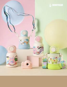 【品牌直发】【杯具熊妙趣儿童杯欢乐一丁系列】双饮保温杯480ml 一盖两用双饮杯吸管杯儿童幼儿园水壶316不锈钢