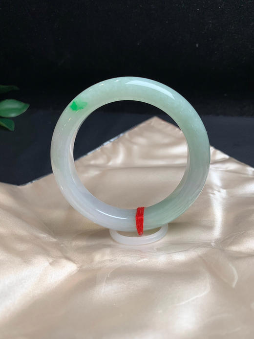 620104，57.8飘阳绿手镯，底妆非常细腻、带些绿底色，一抹阳绿色 商品图3