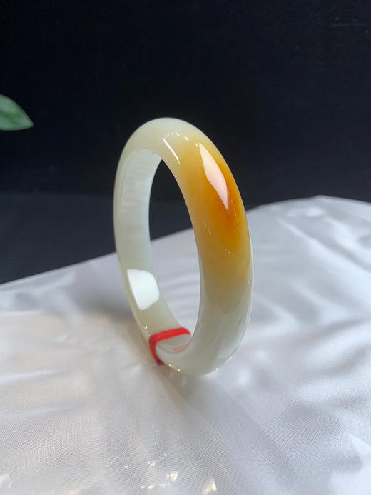 620103，57.5 特色黄翡手镯，底妆细腻，一节带黄翡 颜色艳丽，整条底妆细腻干净 商品图5