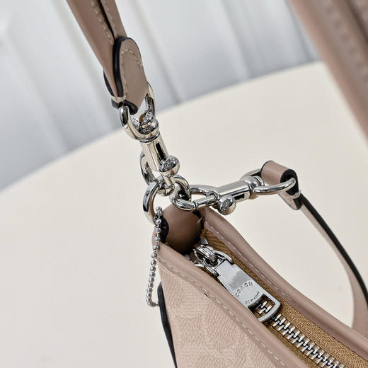 夏季特惠💰470 蔻驰新款流浪包小号CBH15 尺寸:19*15*8cm 商品图3