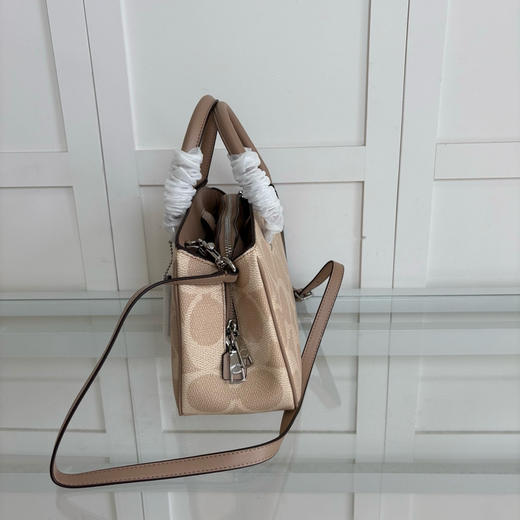 夏季特惠💰550 蔻驰【新品】女士老花SAVANNAH小号CARRYALL手提斜挎包 CAL53 尺寸：28.5*18*10cm 商品图5