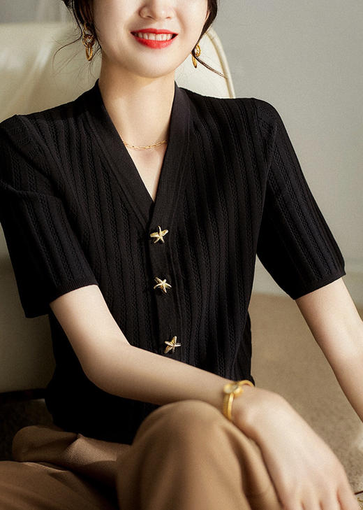 精致海星纽扣显瘦V领冰麻针织衫 商品图1