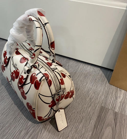 夏季特惠💰430 蔻驰新款CR245樱桃迷你枕头。CY745樱桃，女包RowanPVC新波士顿水桶mini手提斜挎枕头包 尺寸：18×14×8cm 商品图5