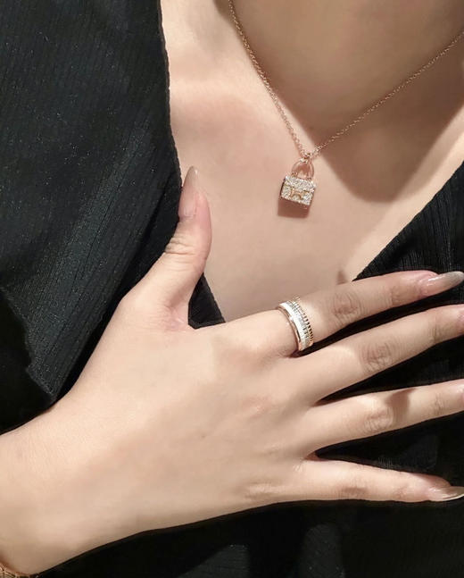 年后发！梵家首饰同厂！放心入😍😍【H家kelly康康白富美包包项链】非常精致且高奢经典❗❗闪耀的一塌糊涂😭超适合春夏季节戴的项链❗✅粉色/玫瑰金/白金/实物很有光泽感✅ 日常通勤晚宴聚会佩戴❗❗ 商品图13