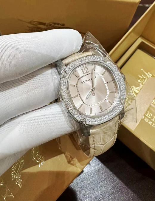【香港直邮】Burberry/博柏利炫丽钻带表盘女士手表（钢带BBY1801、紫色BBY1809、白色BBY1400） 商品图4