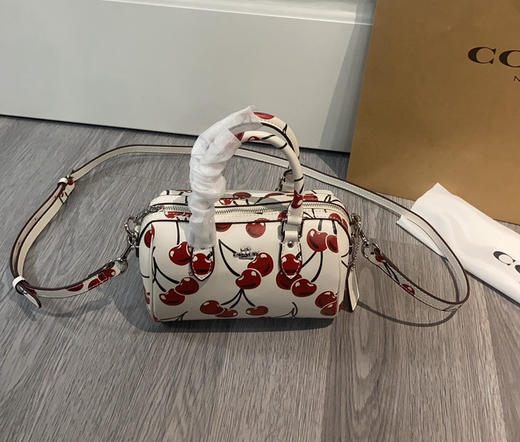 夏季特惠💰430 蔻驰新款CR245樱桃迷你枕头。CY745樱桃，女包RowanPVC新波士顿水桶mini手提斜挎枕头包 尺寸：18×14×8cm 商品图3