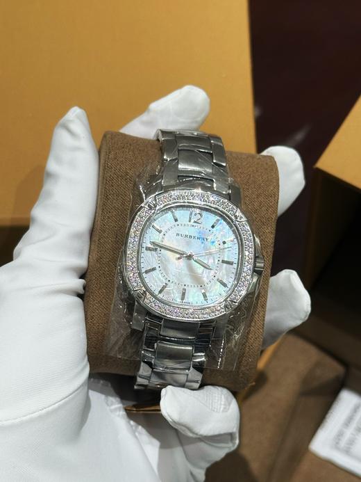 【香港直邮】Burberry/博柏利炫丽钻带表盘女士手表（钢带BBY1801、紫色BBY1809、白色BBY1400） 商品图2