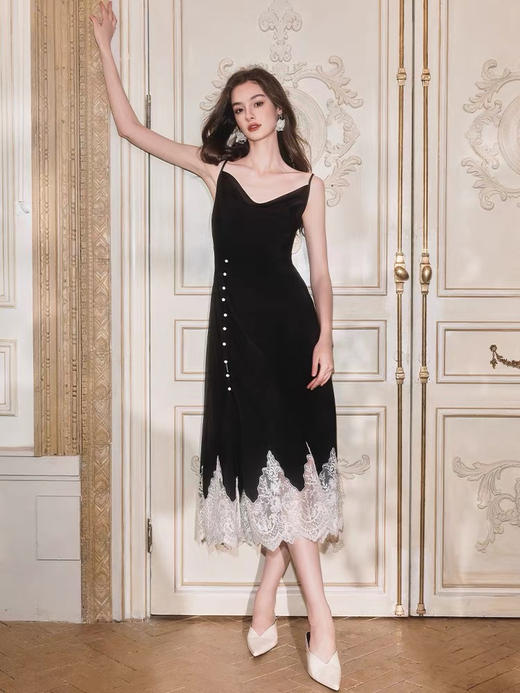 黑色荡领吊带斜裁定位绣花连衣裙 商品图1