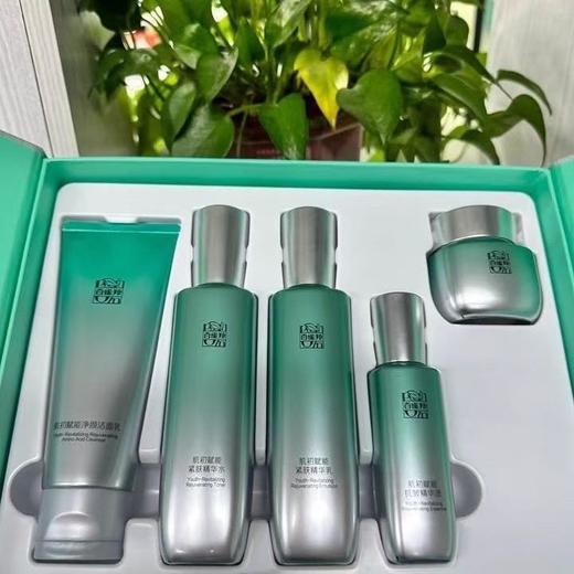 百雀‮肌⁠羚‬‎初赋‮臻⁠能‬‎享5‮盒⁠套⁠品‬‎ ‮期⁠日‬‎2028年
‮含⁠内‬‎：洁‮‬‎面90g+水100ml+乳100m＋霜50g＋精华液30ml 商品图5