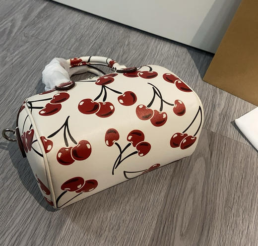 夏季特惠💰430 蔻驰新款CR245樱桃迷你枕头。CY745樱桃，女包RowanPVC新波士顿水桶mini手提斜挎枕头包 尺寸：18×14×8cm 商品图6