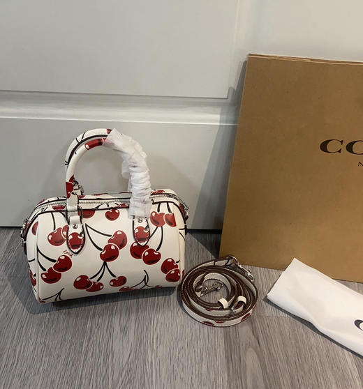 夏季特惠💰430 蔻驰新款CR245樱桃迷你枕头。CY745樱桃，女包RowanPVC新波士顿水桶mini手提斜挎枕头包 尺寸：18×14×8cm 商品图1