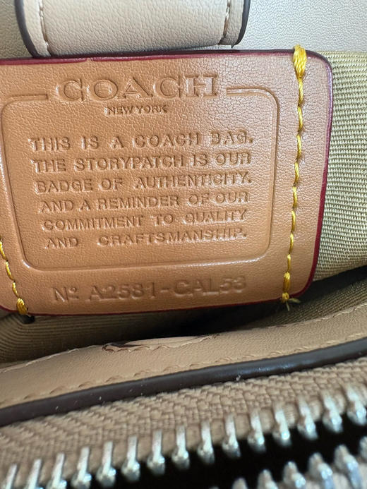 夏季特惠💰550 蔻驰【新品】女士老花SAVANNAH小号CARRYALL手提斜挎包 CAL53 尺寸：28.5*18*10cm 商品图8