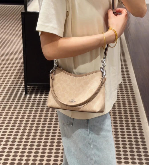 夏季特惠💰470 蔻驰新款流浪包小号CBH15 尺寸:19*15*8cm 商品图8