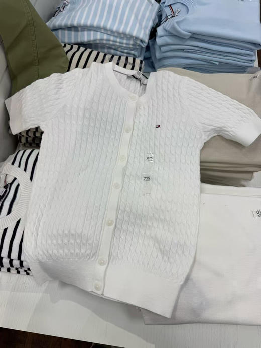 终于有折💰399元直邮🇺🇸Tommy女款短麻花开衫，纯棉材质质感柔软，新款的半袖毛衣真好看🔥都是白扣，有一些羊毛混纺 商品图2