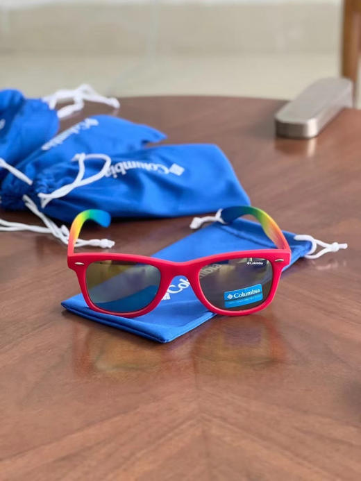 北美订单 正品 哥伦比亚户外墨镜。男女同款 
专业户外品牌 墨镜具有一定的户外功能防紫外线，外边卖80美金一个折合人民币500左右；
配有品牌logo防尘袋 商品图3