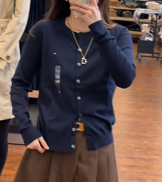 💰399元直邮🇺🇸Tommy女款纯色开衫，這是薄款、里面搭件小吊带就很好看了，上班空调房里必须常备一件 商品图1